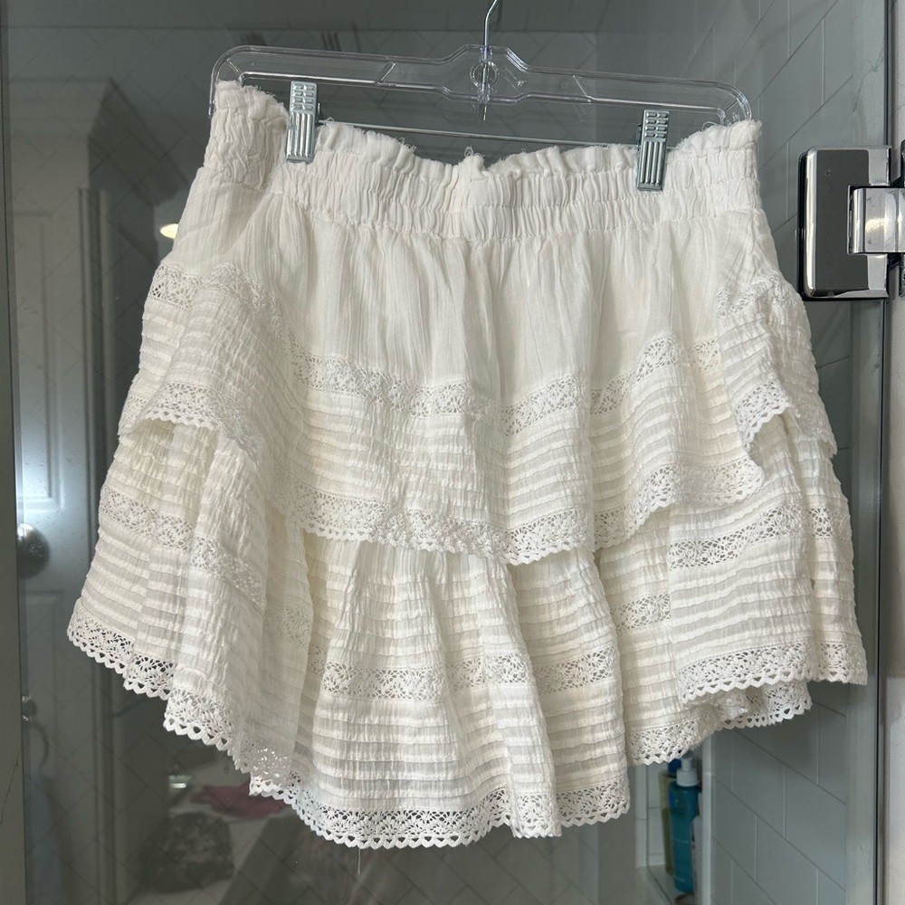 Off white American eagle mini skirt. Lacey material. Size large never worn.